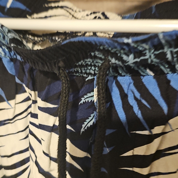 Tropical Pattern Shorts - Picture 8 of 9